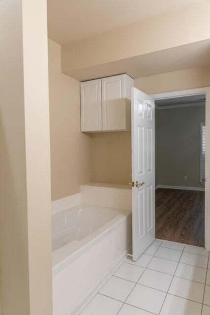 Building Photo - 910 Literary Cir
