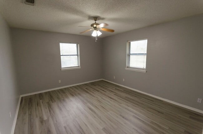 Building Photo - Wonderful Country Living close to town AVAILABLE NOW!