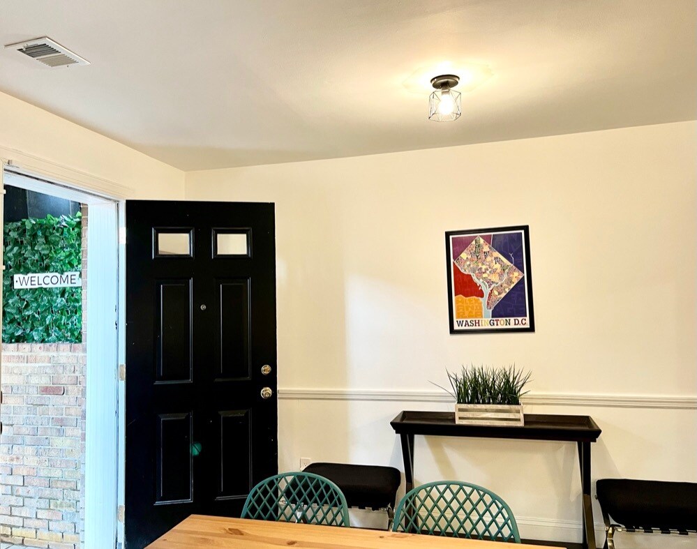 Building Photo - 614 G St SW