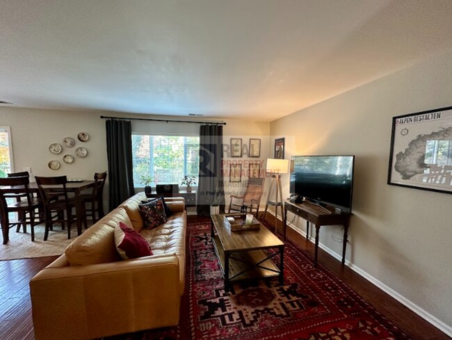 Building Photo - Check out this adorable 3 bedroom, 2.5 bath home!