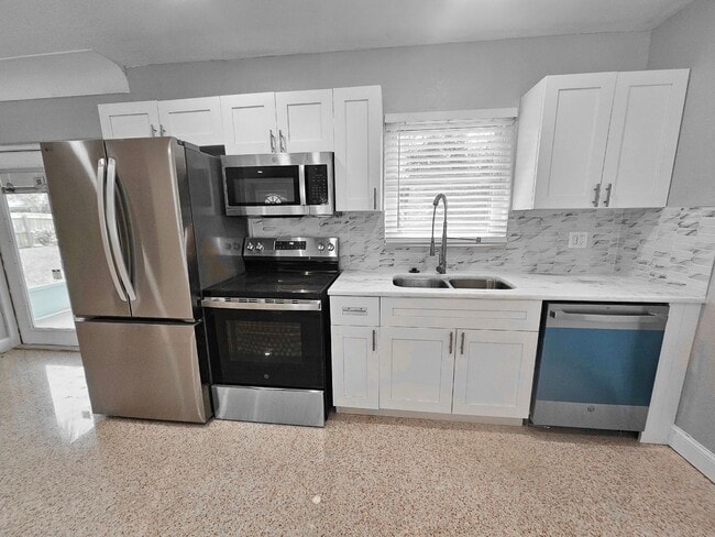 Building Photo - 3 Bedroom 2 Bath in Riveria Bay of St. Pete