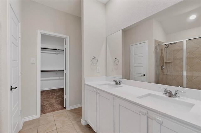 Building Photo - 222 Red Oak Dr