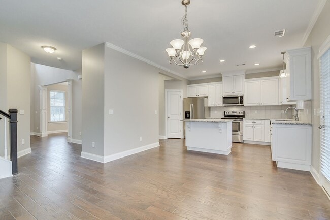 Building Photo - 4 Bedroom 2.5 Bath Canterbury Farms