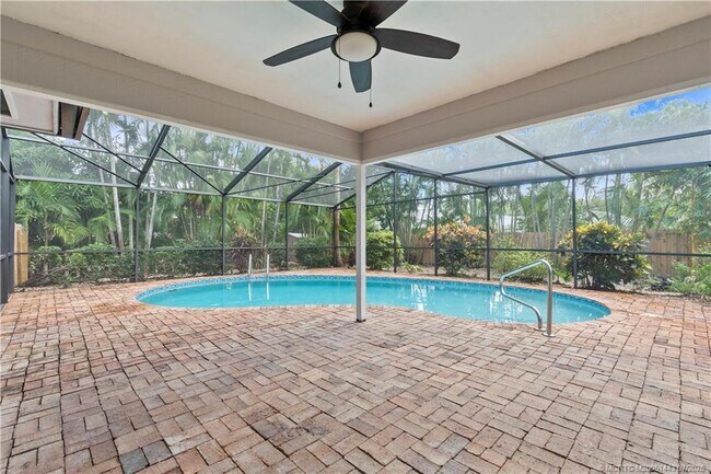 Building Photo - 7 Riverview Dr