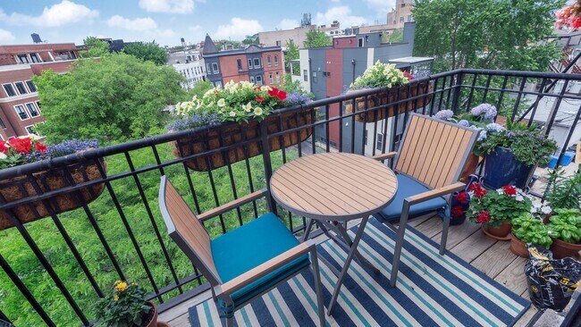 Building Photo - 1259 N Wood St