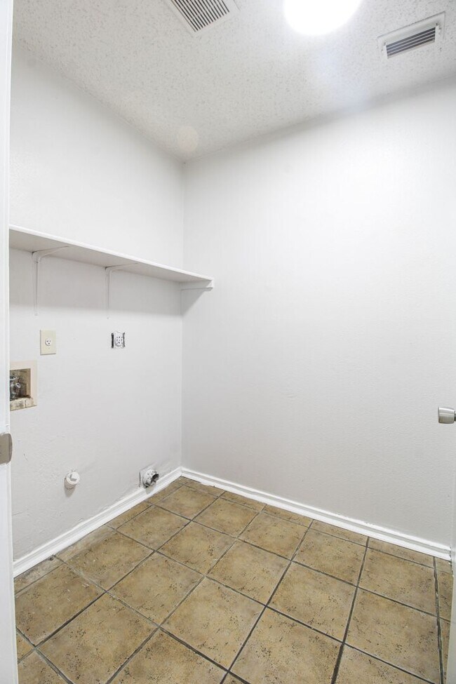 Building Photo - 5515 Kenton Bluff