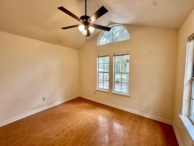 Building Photo - Spacious 3-Bedroom Townhome in Highly Soug...