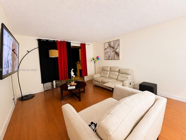 Building Photo - 3730 Inverrary Dr