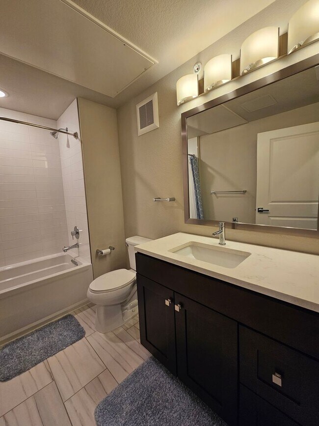 Building Photo - Gorgeous and Bright 2 Bed 2 Bath Large 3rd...