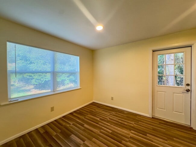 Building Photo - Charming Two Bedroom, One Bath Single Family Home Nestled in Leesburg FL!