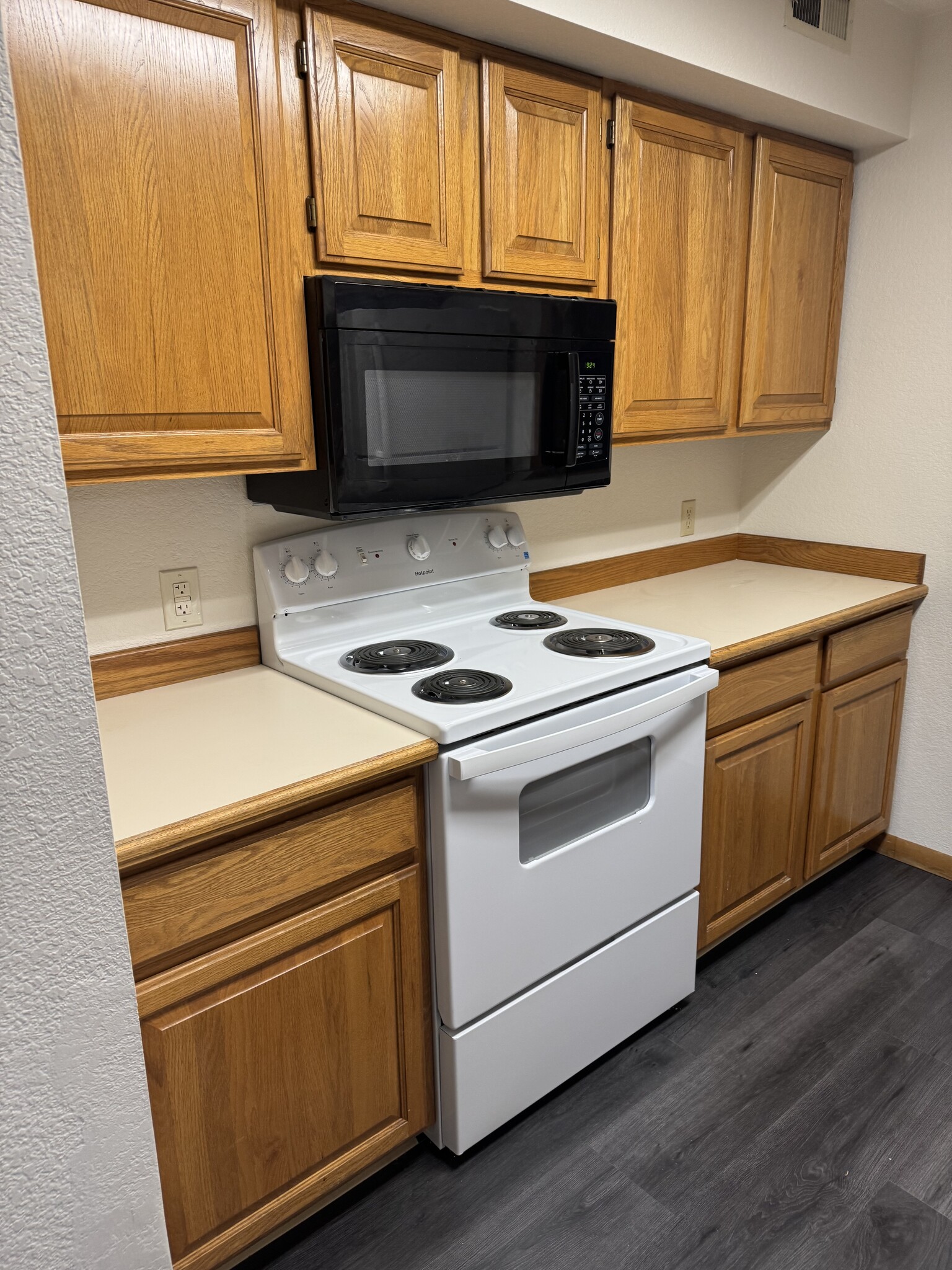 Kitchen - brand new oven - 1273 Yellowstone Ave