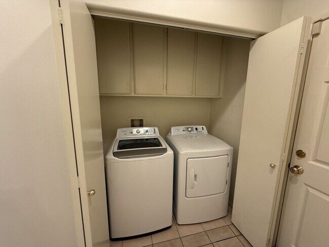 Building Photo - Spacious single story 2-bed home with an o...