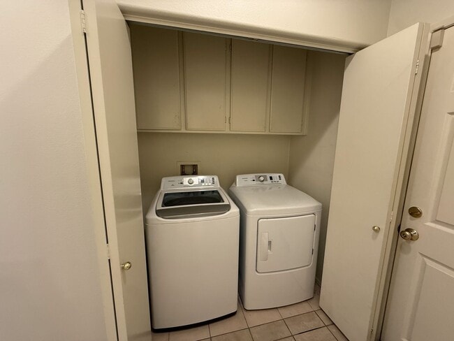 Building Photo - Spacious single story 2-bed with an office for rent