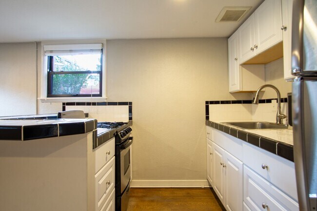 Building Photo - Adorable & Cozy NW 1 Bdr w/Fireplace + Hardwoods!