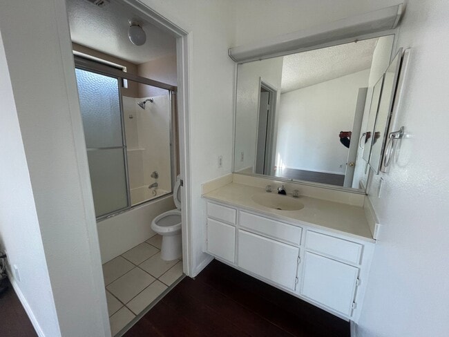 Building Photo - Charming Home in Hesperia- HOA Community- 3 Bedrooms, 2 Bathrooms, Community Park