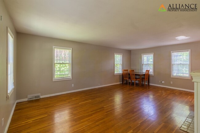 Building Photo - 360° VIRTUAL TOUR ~ Spacious home close to...