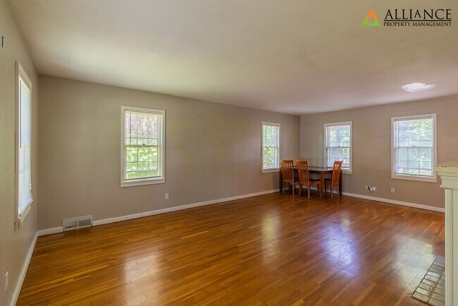 Building Photo - Spacious home close to KSU Campus!