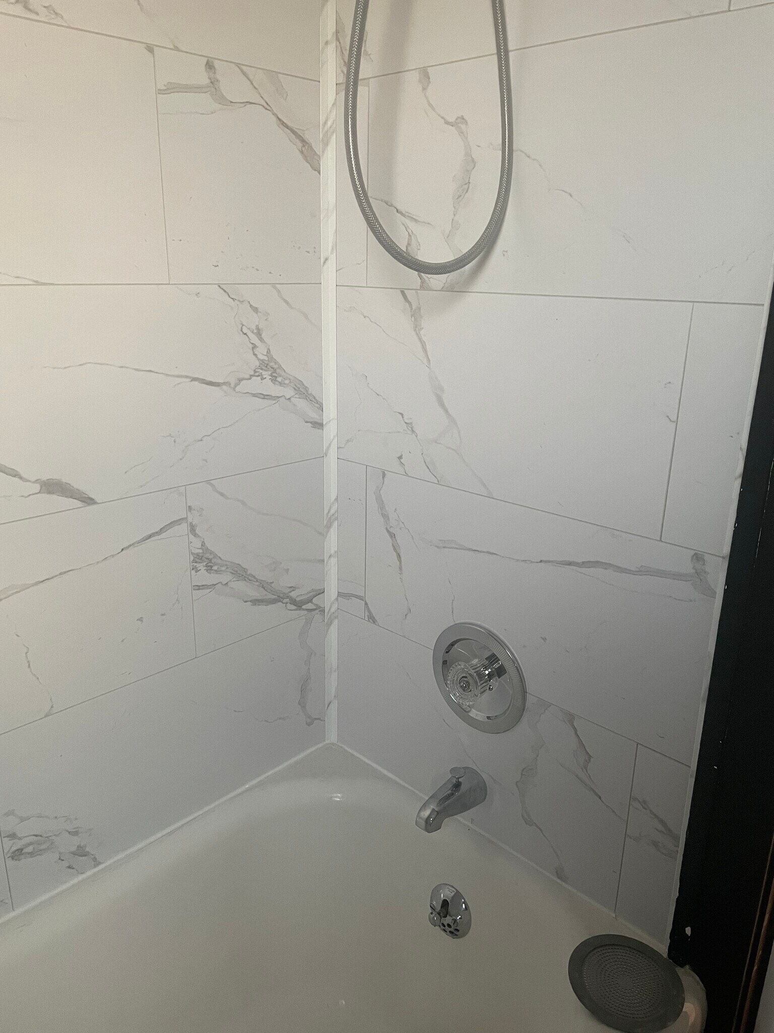 Building Photo - 320 E 5th St