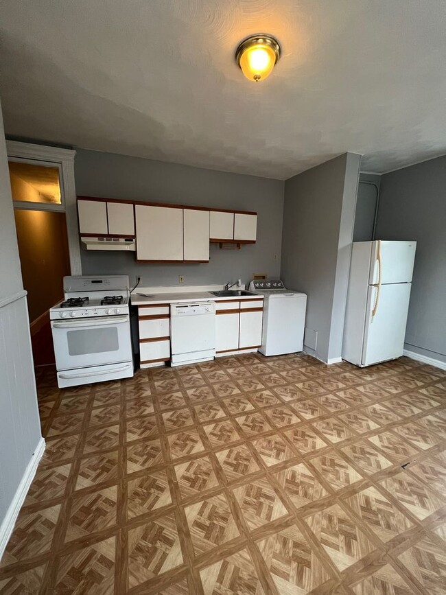 Building Photo - Spacious Brighton three bed one bath with ...