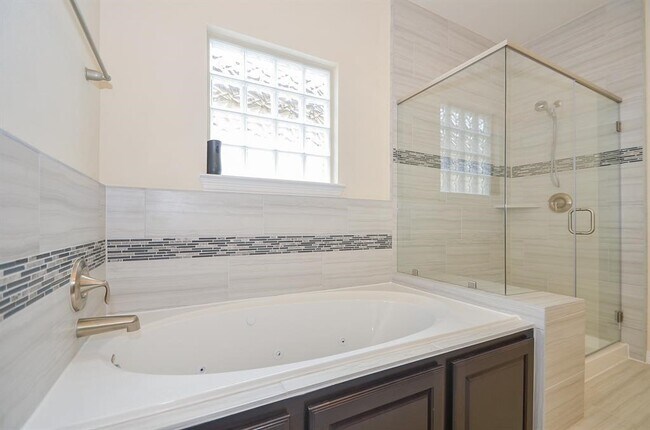 Building Photo - 10014 Spring Shadows Park Cir