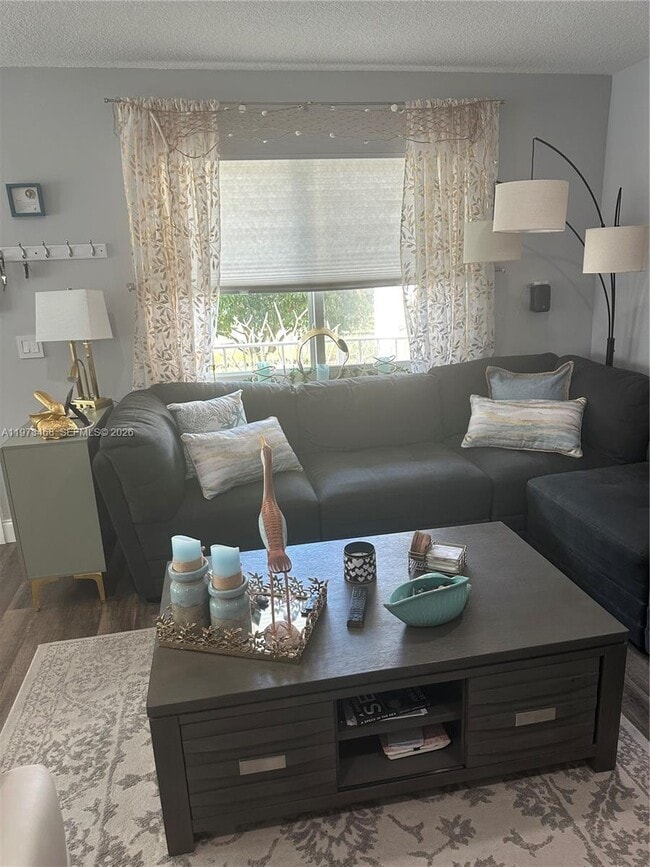 Building Photo - 323 Burgundy G