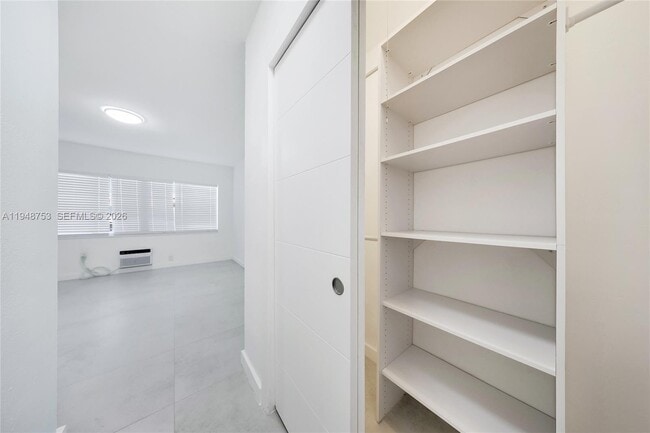 Building Photo - 6930 Rue Versailles Dr