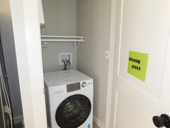 Building Photo - Newly Renovated 2 bed 1 bath cottage