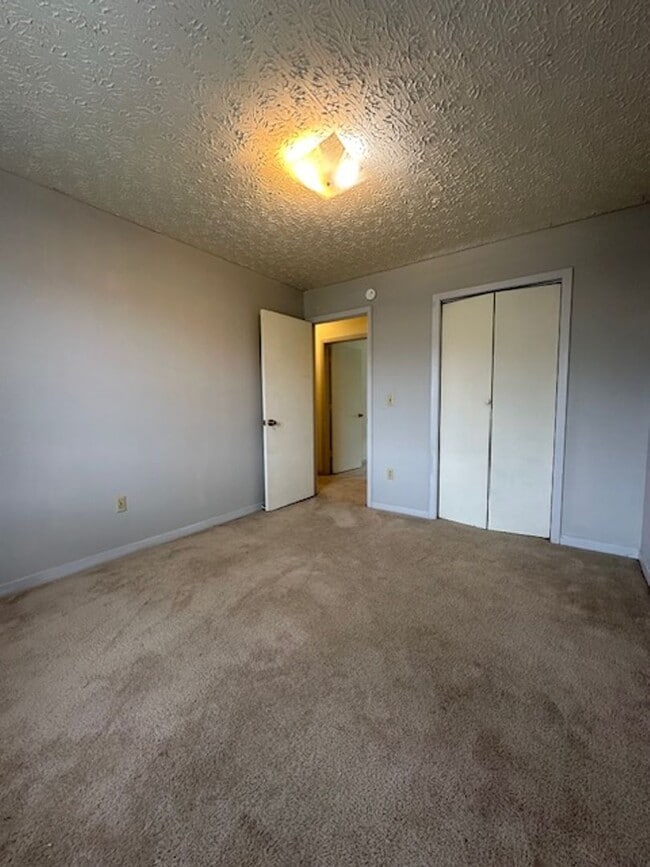 Building Photo - 2 Bedroom / 1.5 Bath Townhouse, Kingsport TN