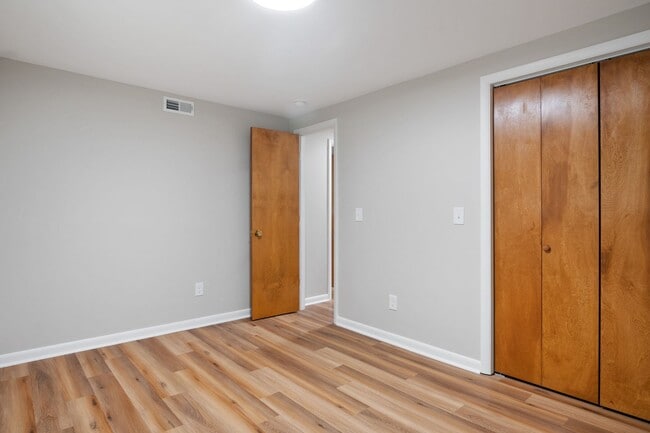 Building Photo - 5 Bed/4.5 Bath Undergrads OK Close to VT