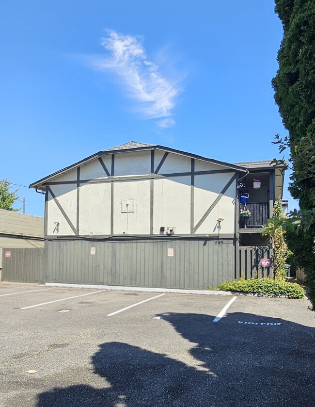 Building Photo - Two Bedroom in Tacoma