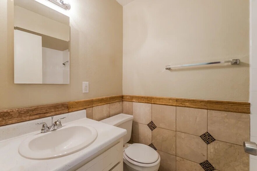 Building Photo - 3154 N 64th Dr