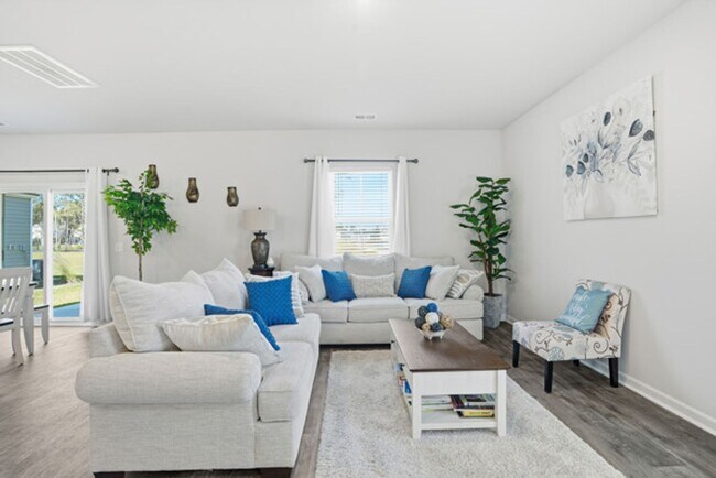 Building Photo - New Hampstead Beauty