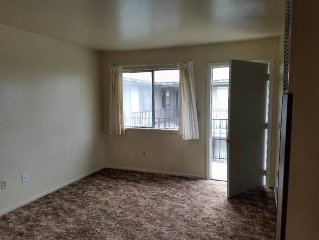 Building Photo - 1235 E 7th St