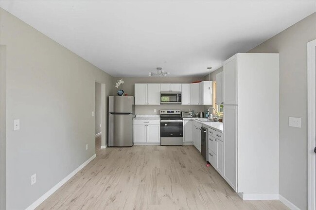 Building Photo - Gorgeous 5BR Home with Multi-Level Living, Storage Loft, and 7 Parking Spaces