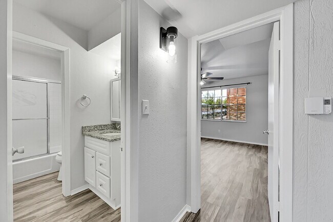 Building Photo - $1,700.00 - 2 Beds 1 Bath, Single Family H...