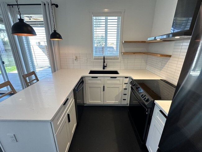 Building Photo - A Bright & Contemporary Home in Pasco