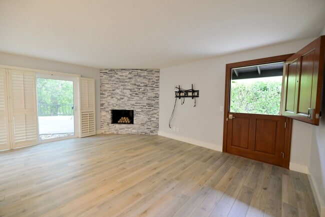 Building Photo - Fully Remodeled unit in the beautiful gate...