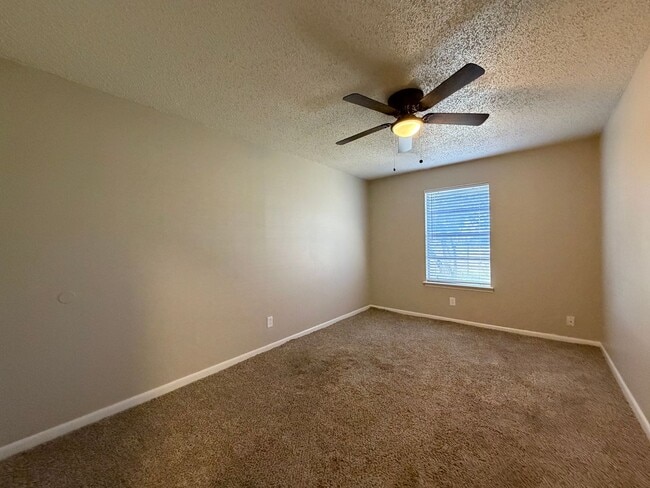 Building Photo - AVAILABLE NOW 2 BEDROOM 1 BATH DUPLEX IN CLEBURNE