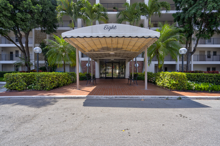 Building Photo - 3050 N Palm Aire Dr