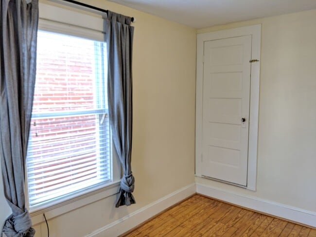 Building Photo - Charming Historic townhouse in downtown Frederick available mid June!