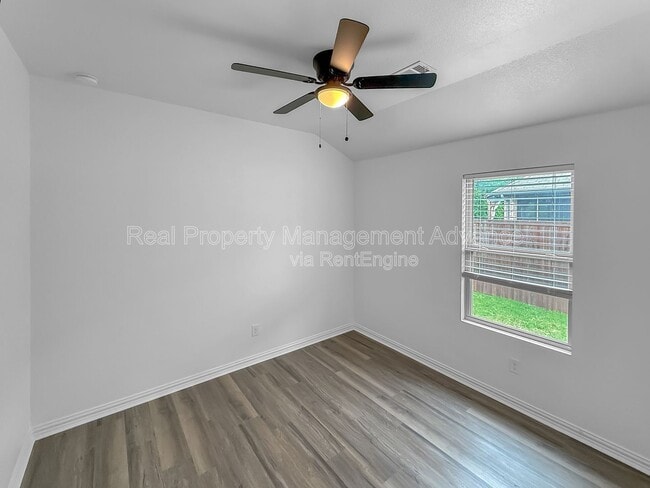 Building Photo - 579 White Water Dr