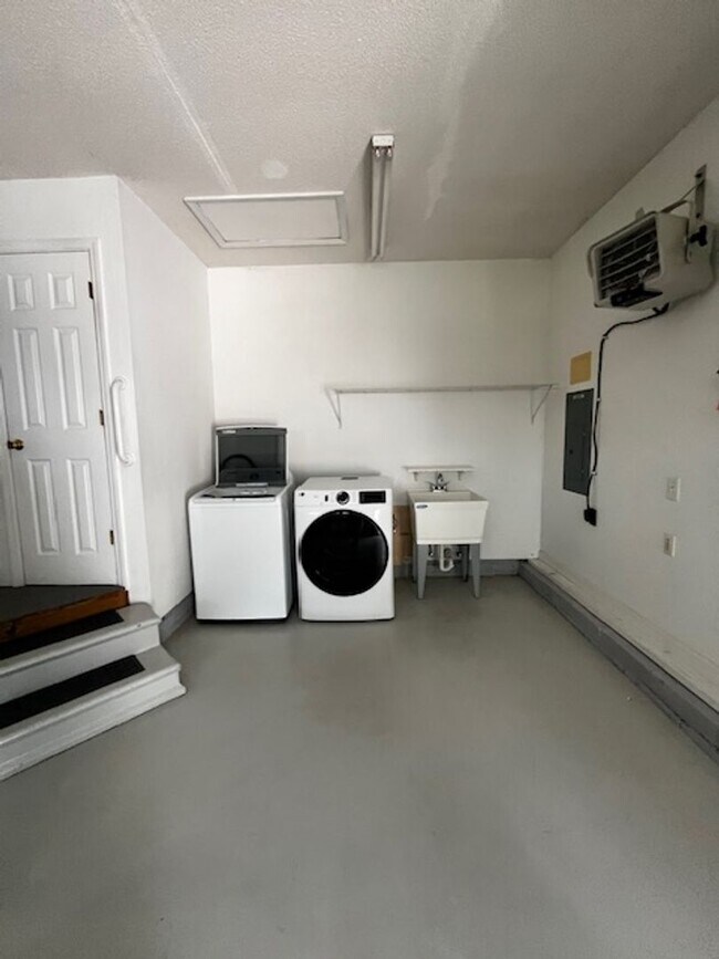 Building Photo - ***COMING SOON, JUNE 1ST*** 3 Bedroom 2 Bath house with attached garage, sun room, large back deck