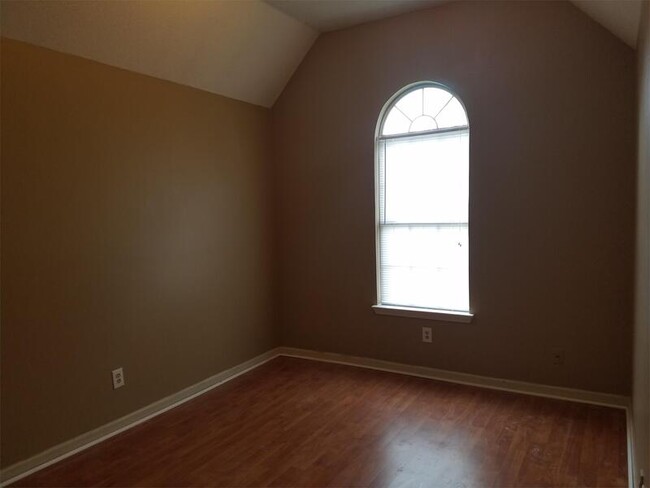 Building Photo - 1004 Show Boat Cove