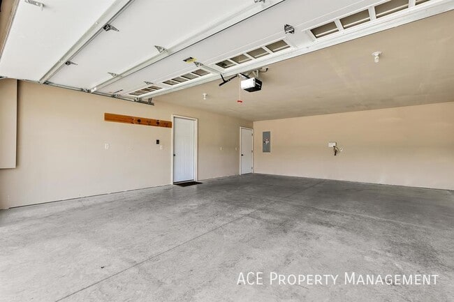 Building Photo - 3119 New England St