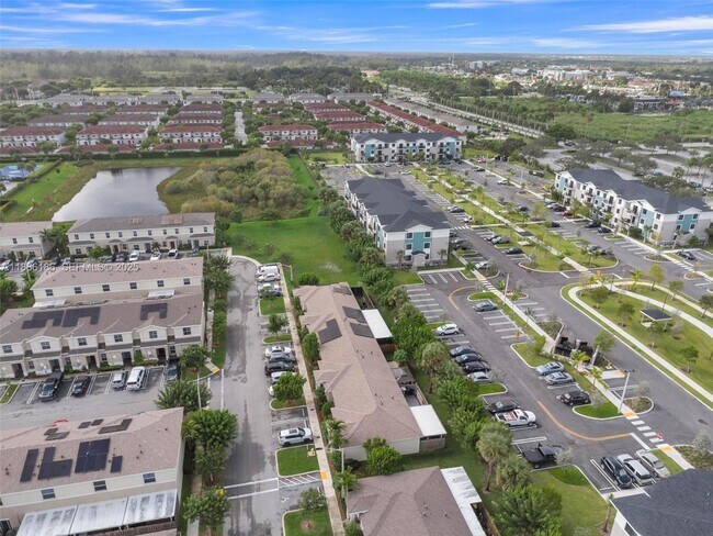 Building Photo - 424 NE 4th Ave