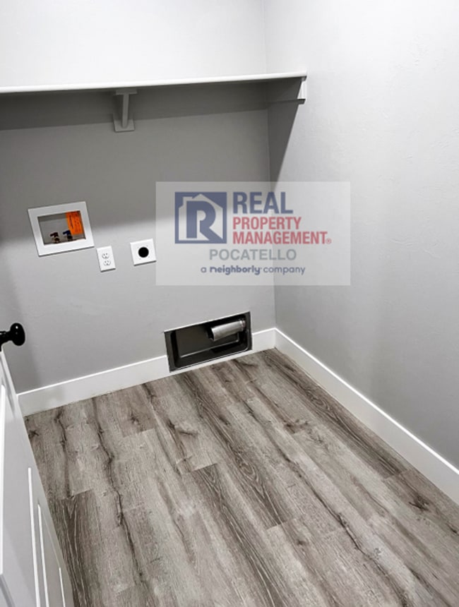 Building Photo - 3 Bedroom 2.5 Bathroom Town Home - 1 Car G...