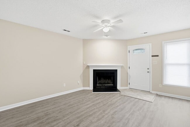 Building Photo - Oakhurst Living at Its Finest (Fresh Paint - New Carpet)