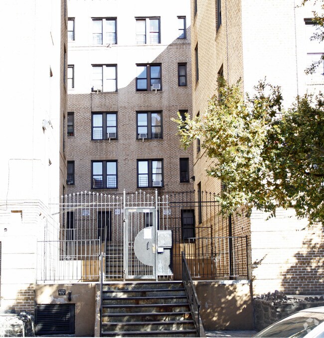 Building Photo - 615 E 168th St