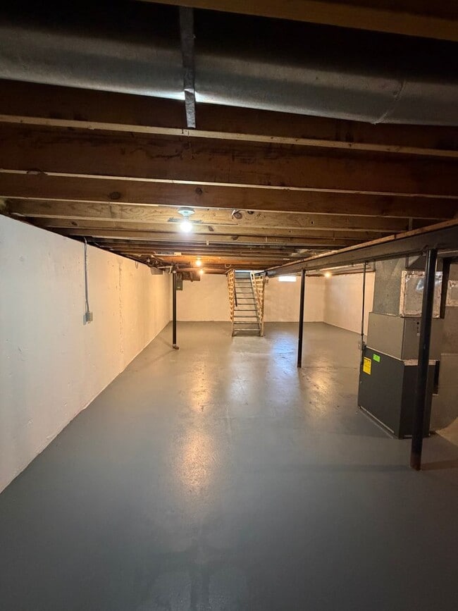 Building Photo - Remodeled 4BR/2BA Home in Lansing — Move in ready