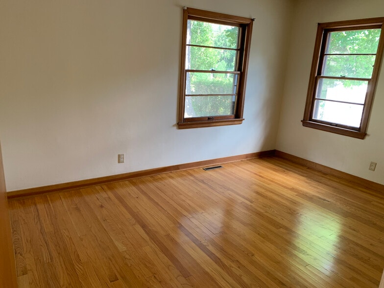 Building Photo - 418 S Owen Dr